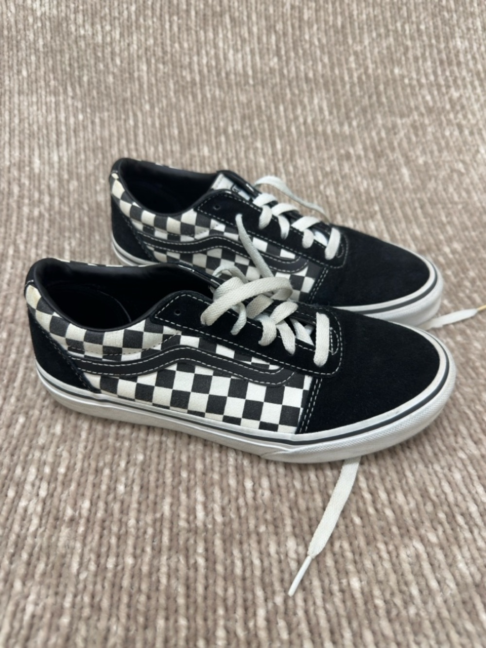 Van’s Ward Black/white checkered sneaker size 4.5 Youth